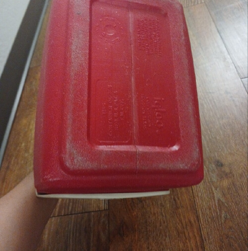 Igloo Red and White Retro Cooler - Picture 9 of 10